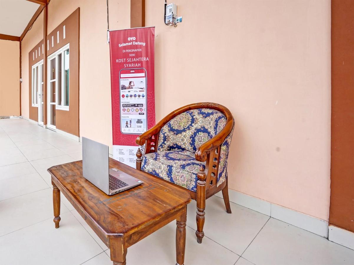 Oyo 92006 Kost Sejahtera Syariah 호텔 시도알조 외부 사진